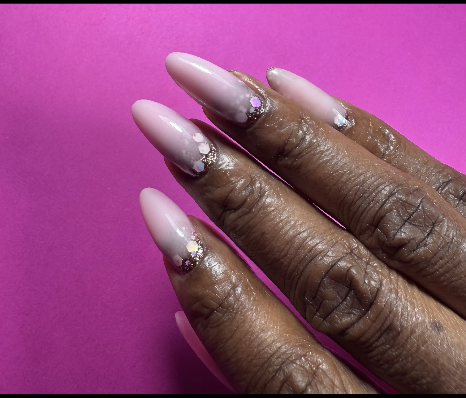 Manucure rose avec détails brillants