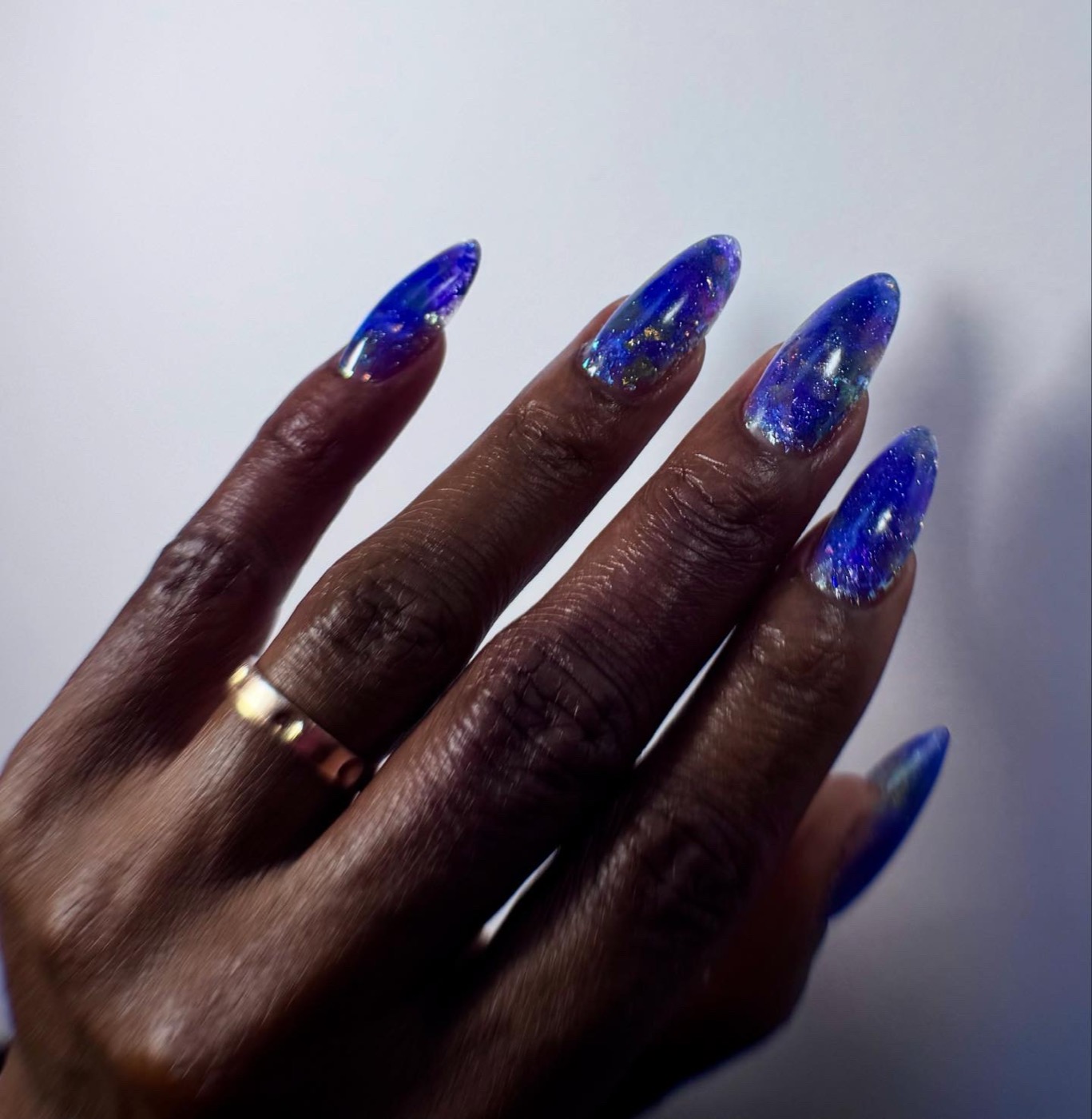Manucure bleue scintillante Ruph’Nail