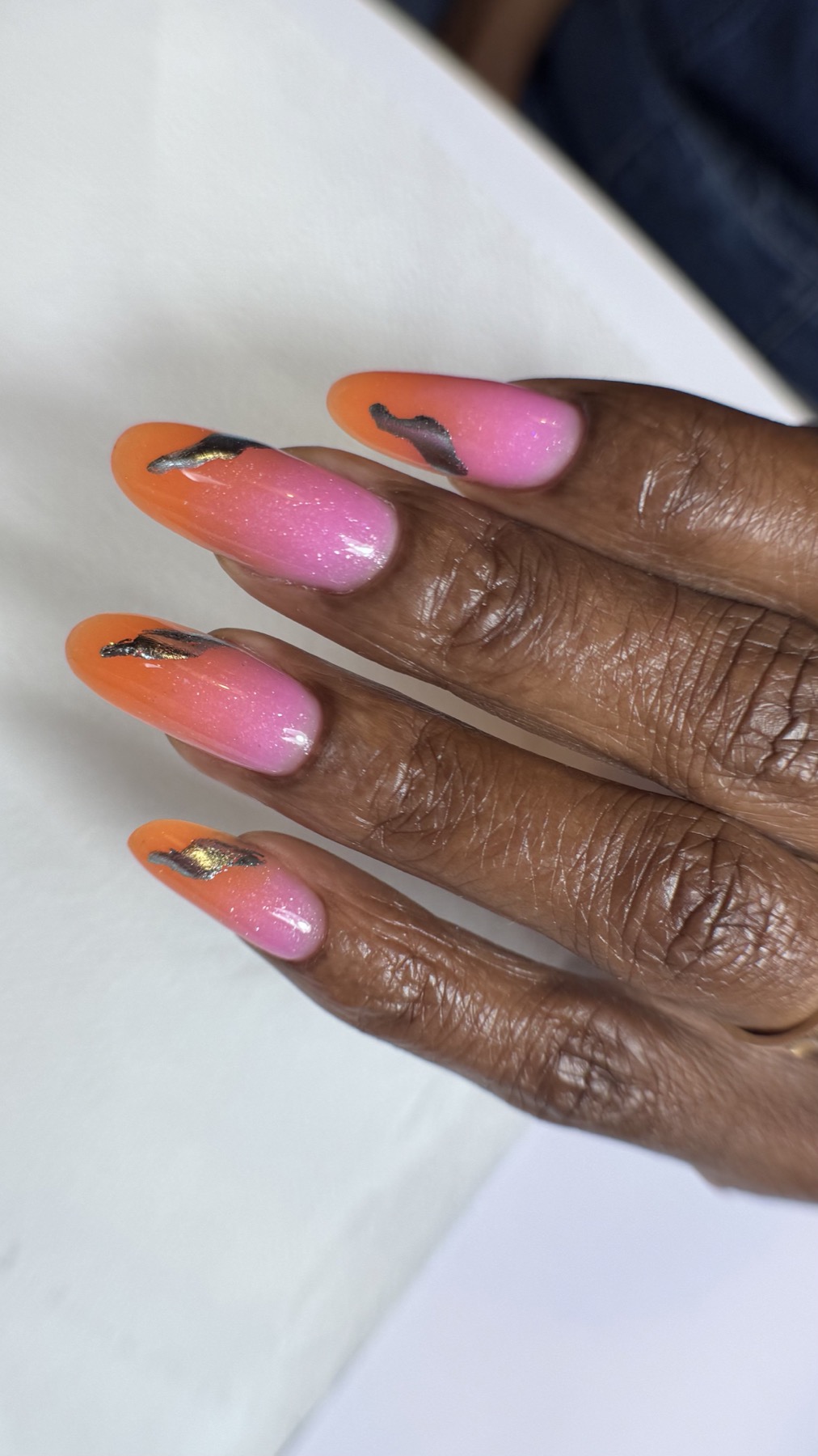 Dégradé rose et orange avec feuille dorée